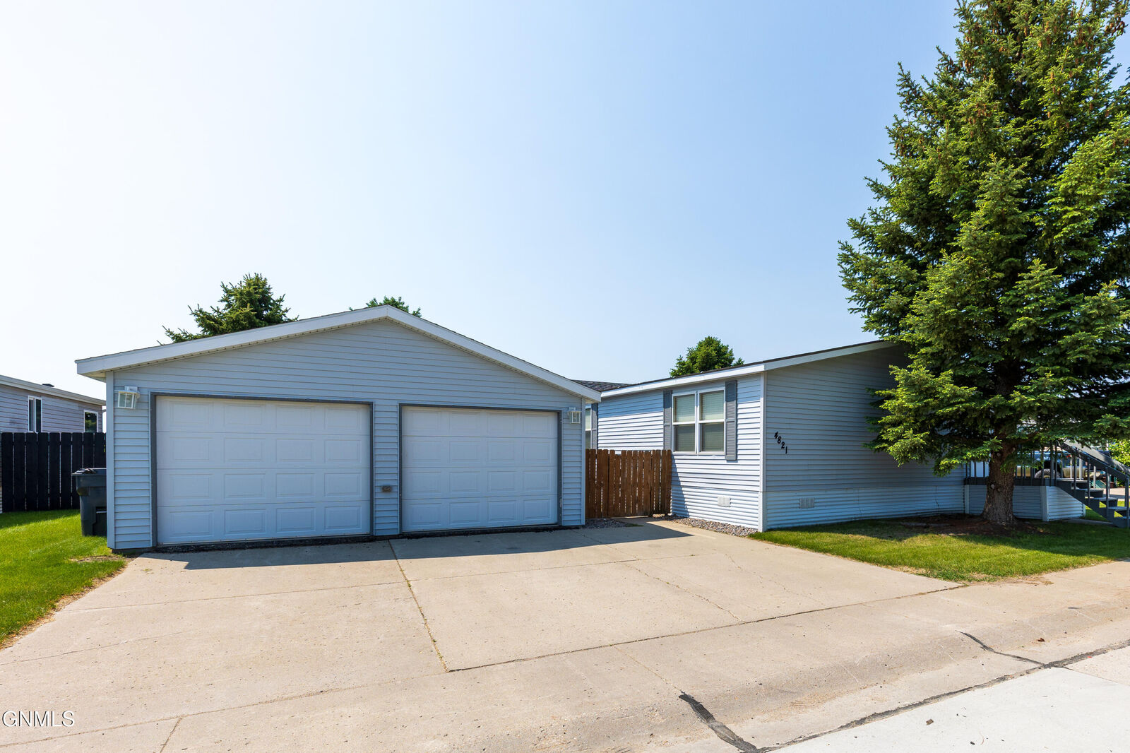 Property Photo:  4821 Trenton Drive  ND 58503 