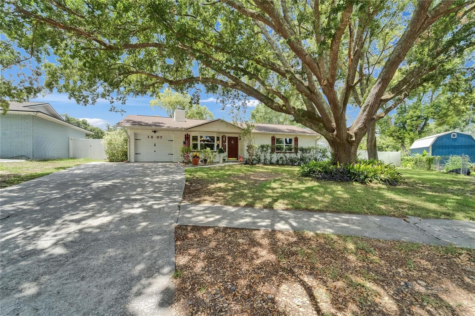 Property Photo: 1207 Oak Valley Drive FL 33584