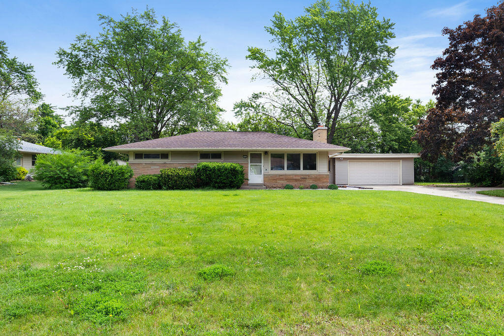 Property Photo:  1920 Lone Oak Cir  WI 53045 