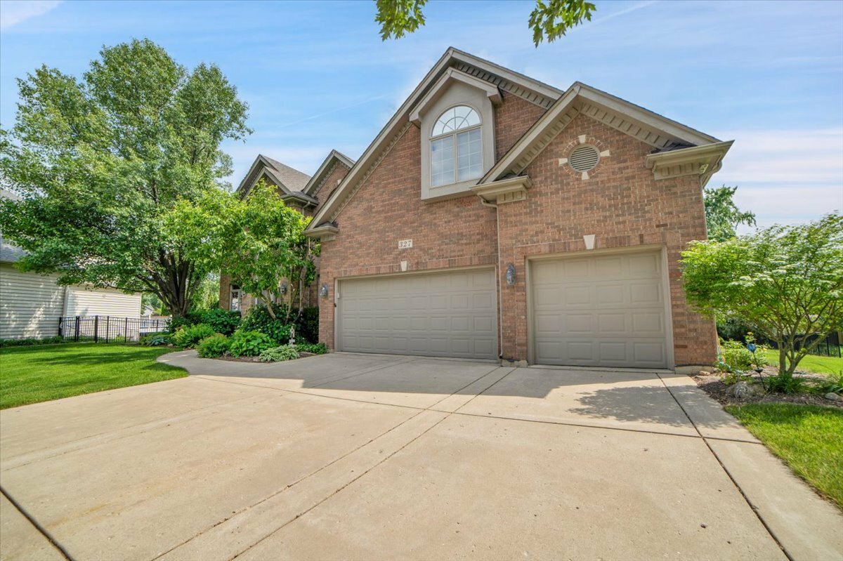 Property Photo:  327 White Pines Court  IL 60543 
