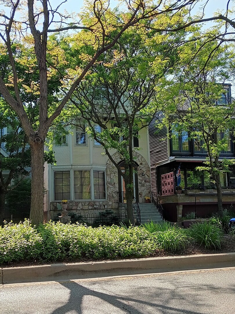 Property Photo: 4244 N Ashland Avenue IL 60613
