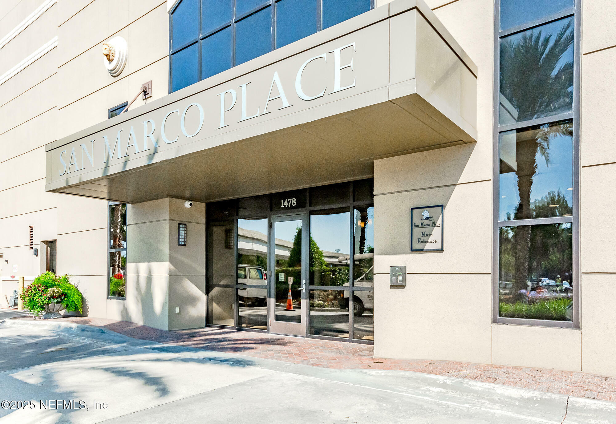 Property Photo: 1478 Riverplace Boulevard 1605 FL 32207
