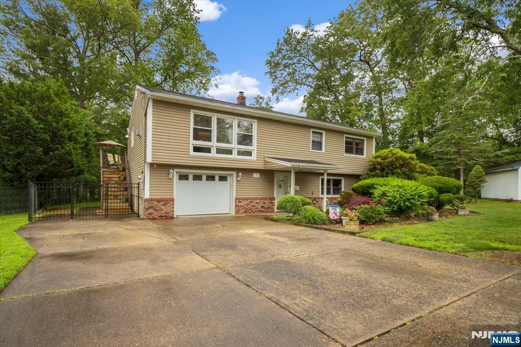 Property Photo:  5 Edgewood Court  NJ 07456 