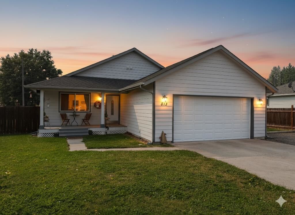 Property Photo:  813 Tamarack Ln  WA 99109 