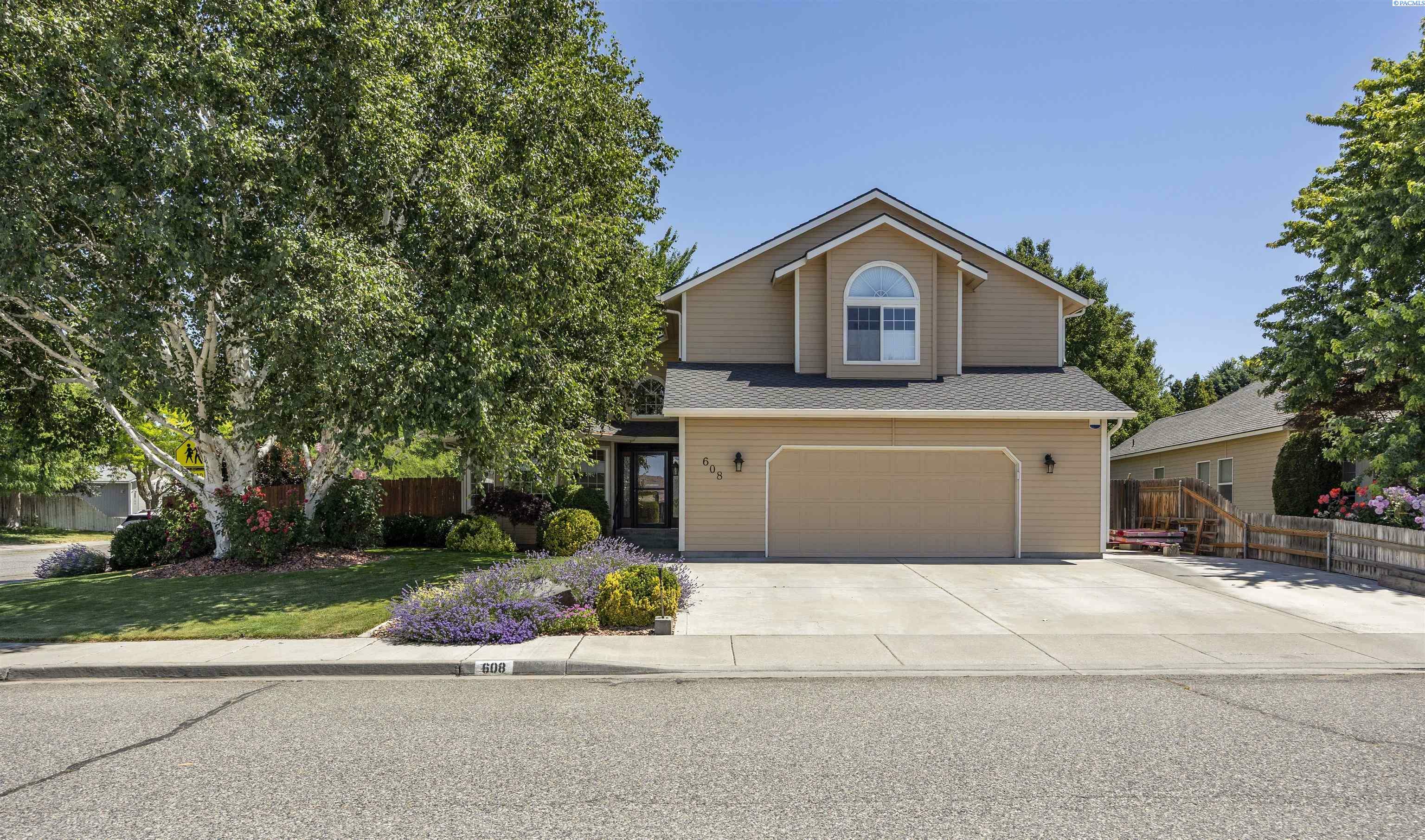 Property Photo: 608 N Oklahoma Place WA 99336