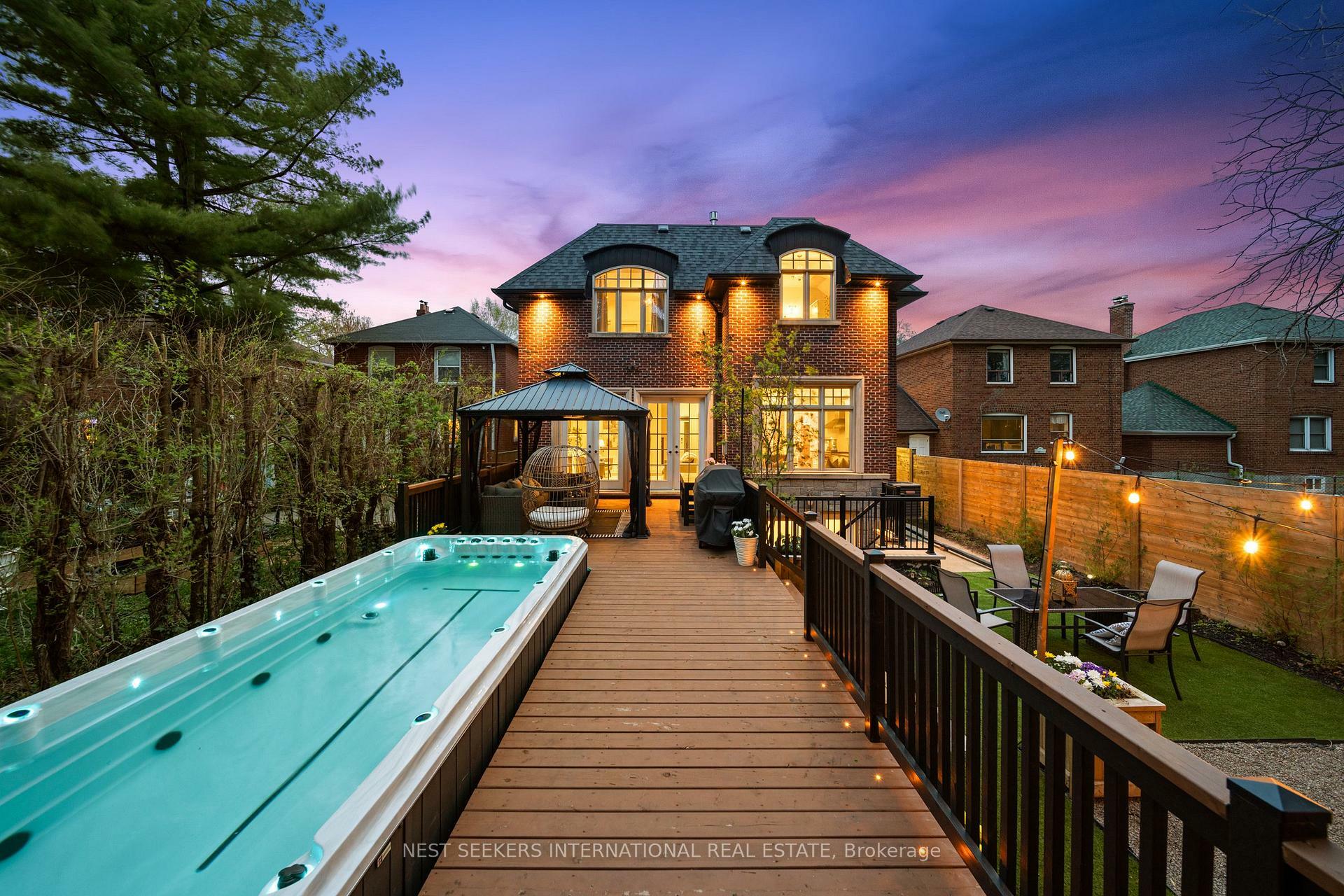 Photo de la propriété: 117 Parkview Hill Crescent ON M4B 1R6