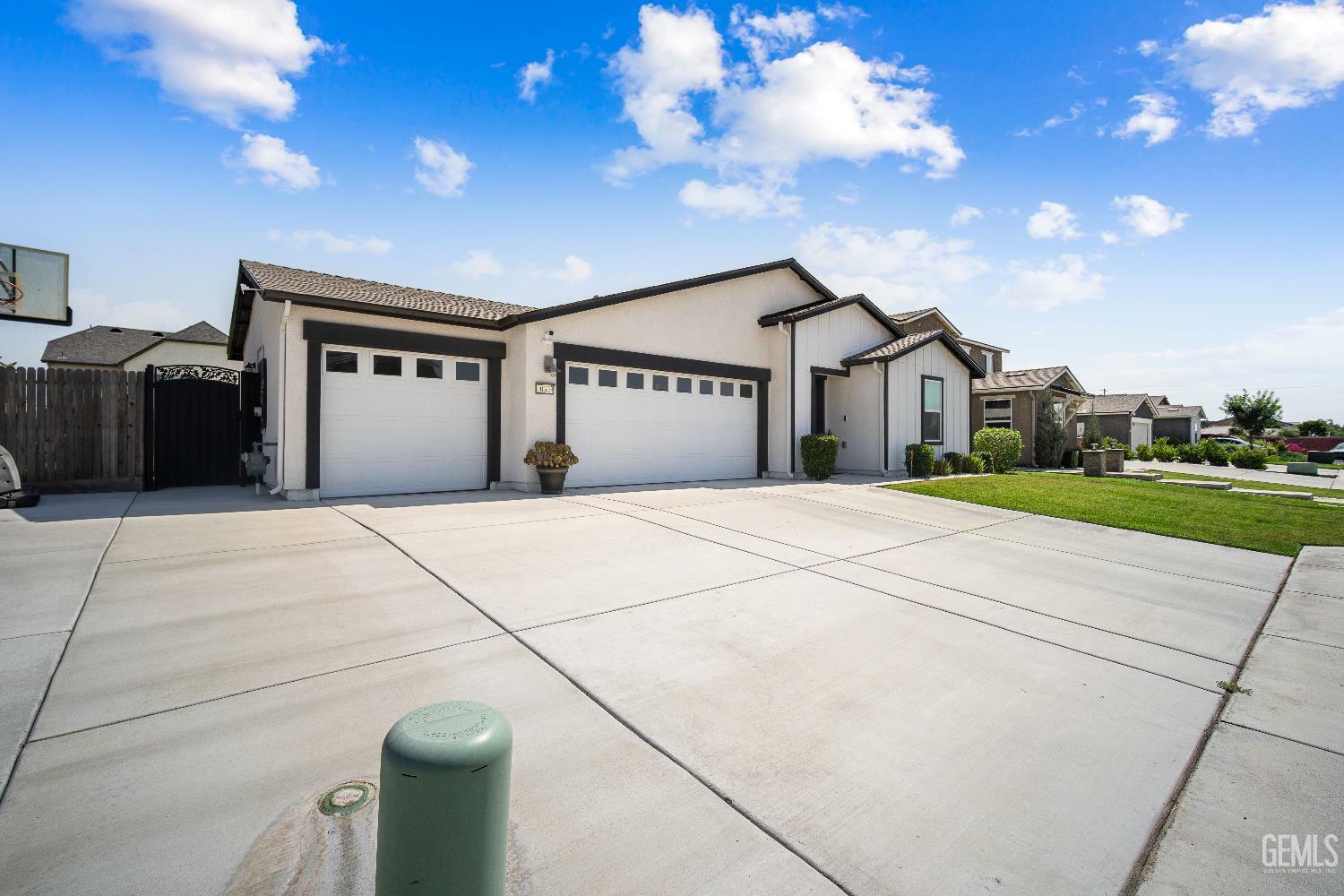 Property Photo:  10303 Fort Sanders Avenue  CA 93311 