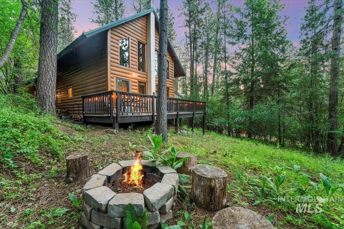 Property Photo:  5 Huckleberry Rd.  ID 83622 