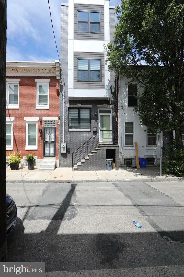 419 Emily Street  Philadelphia PA 19148 photo