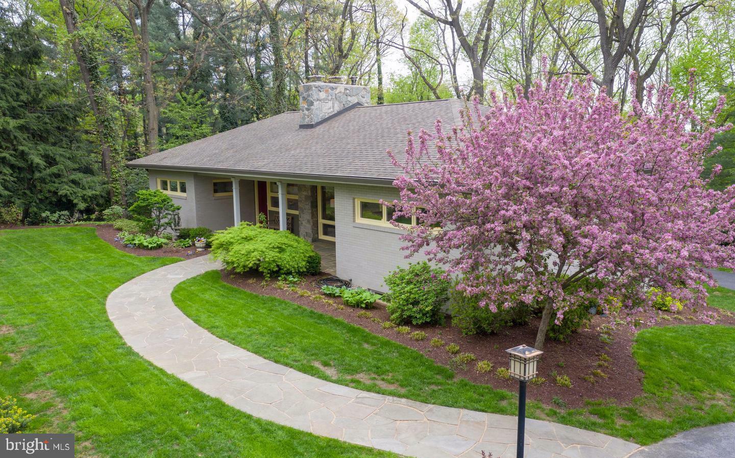 Property Photo: 142 Woodside Road PA 17601