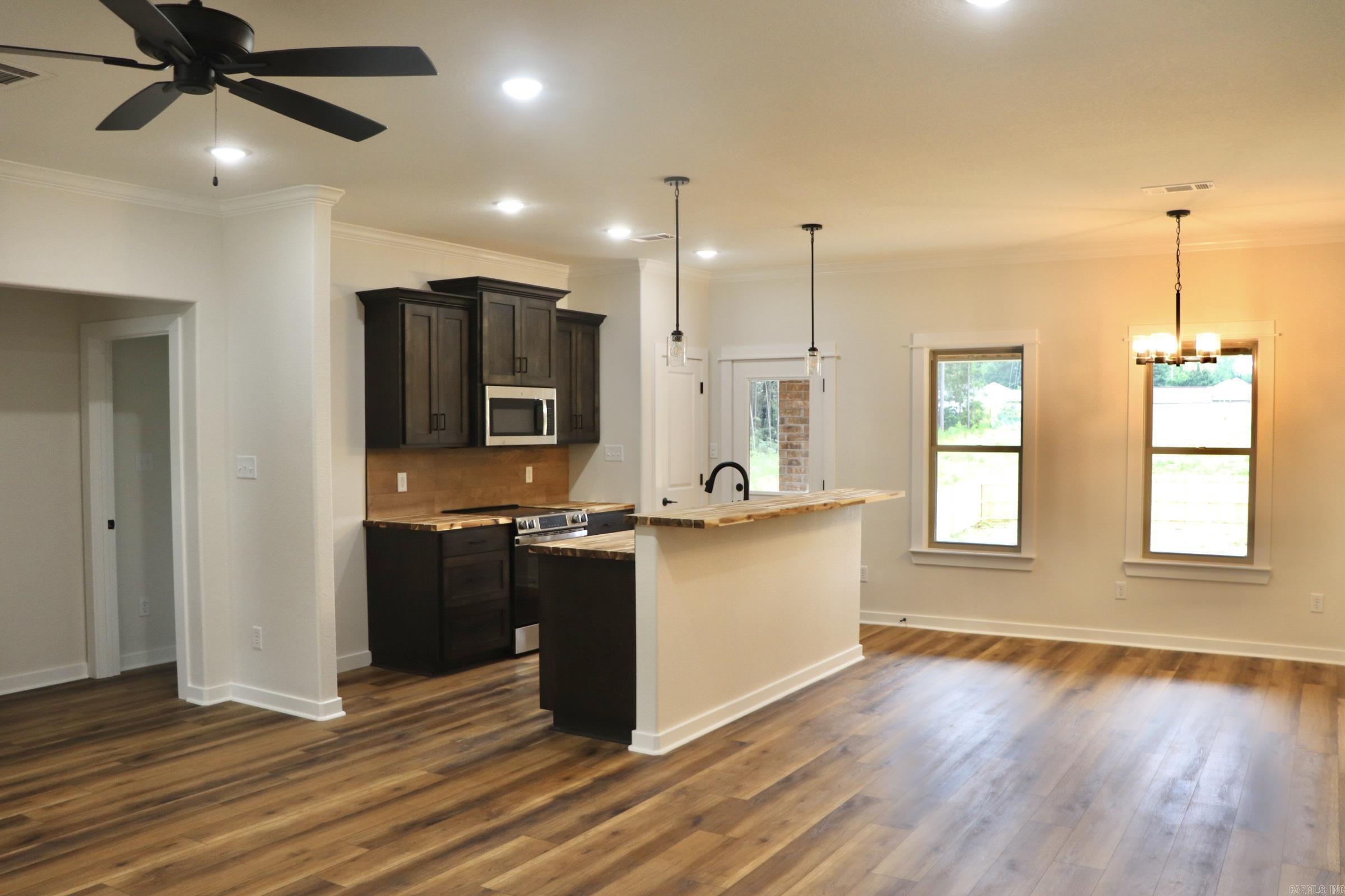 Property Photo:  1001 N Red  AR 72150 