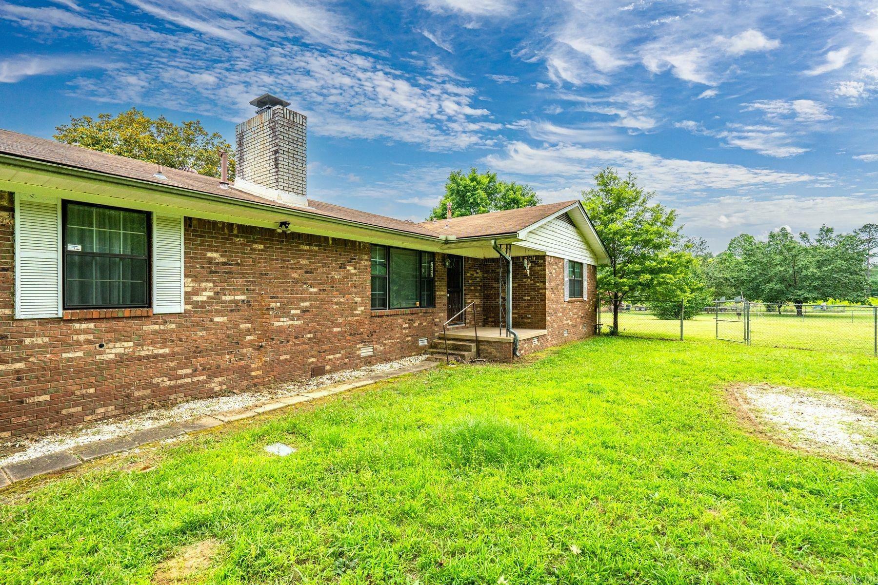 Property Photo: 747 Clearcreek Road AR 71956