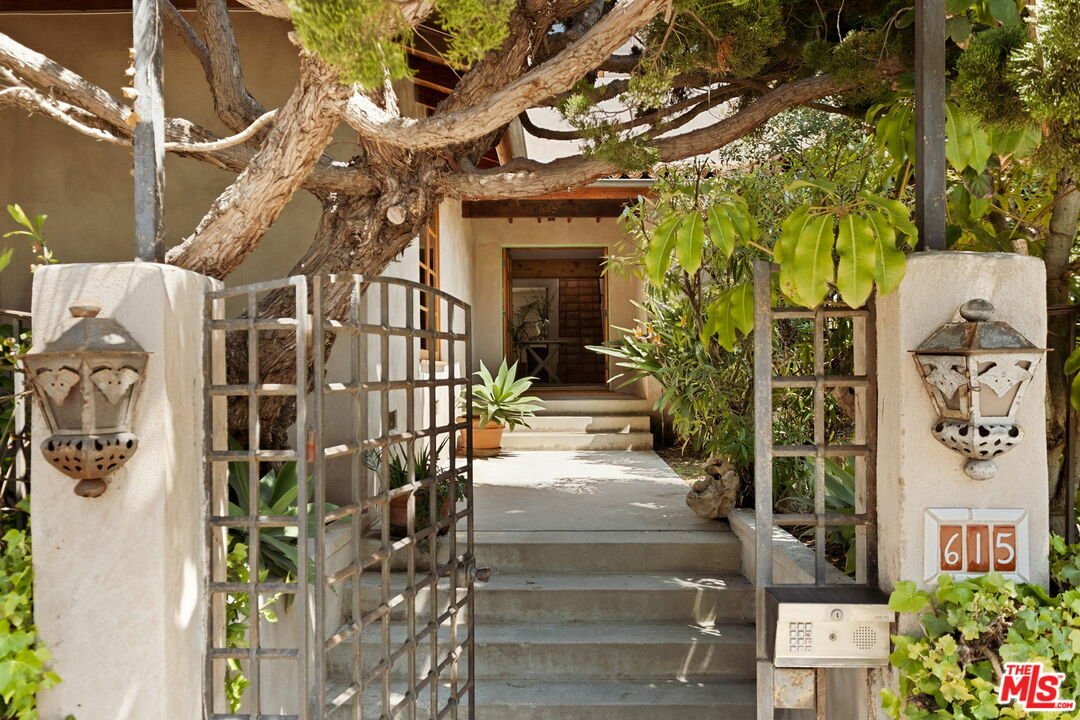 Property Photo: 615 4th St CA 90402