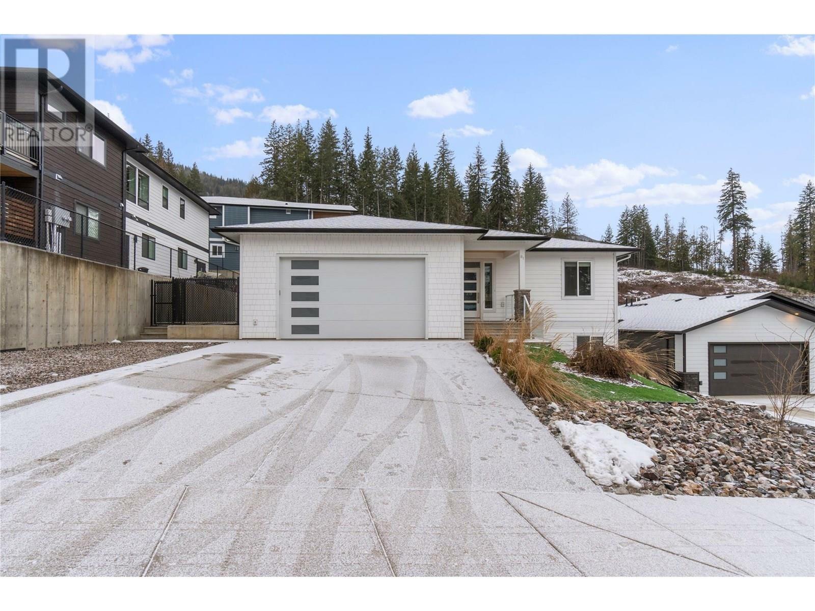 81 15 Avenue Southeast  Salmon Arm BC V1E 0G3 photo