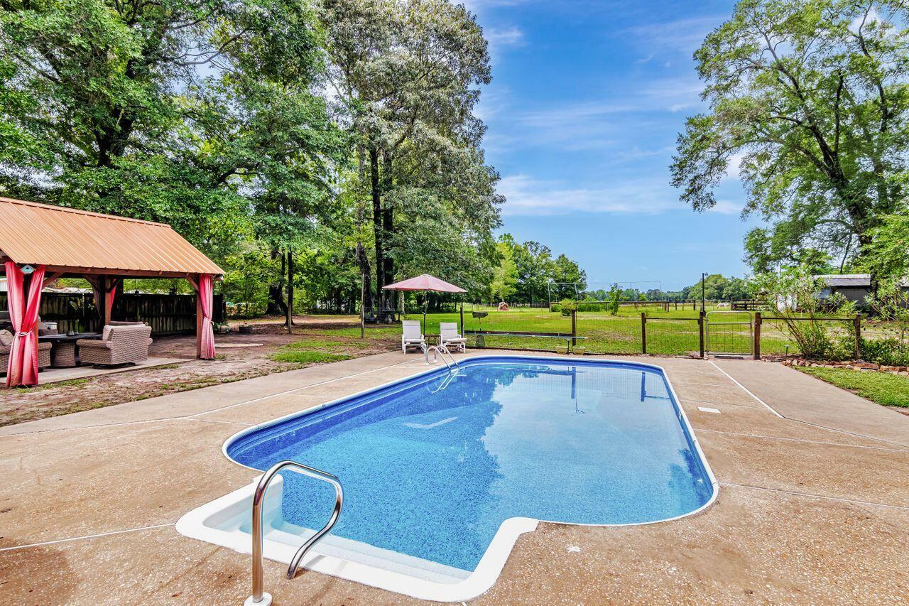 Property Photo: 3544 State Highway 85 FL 32567
