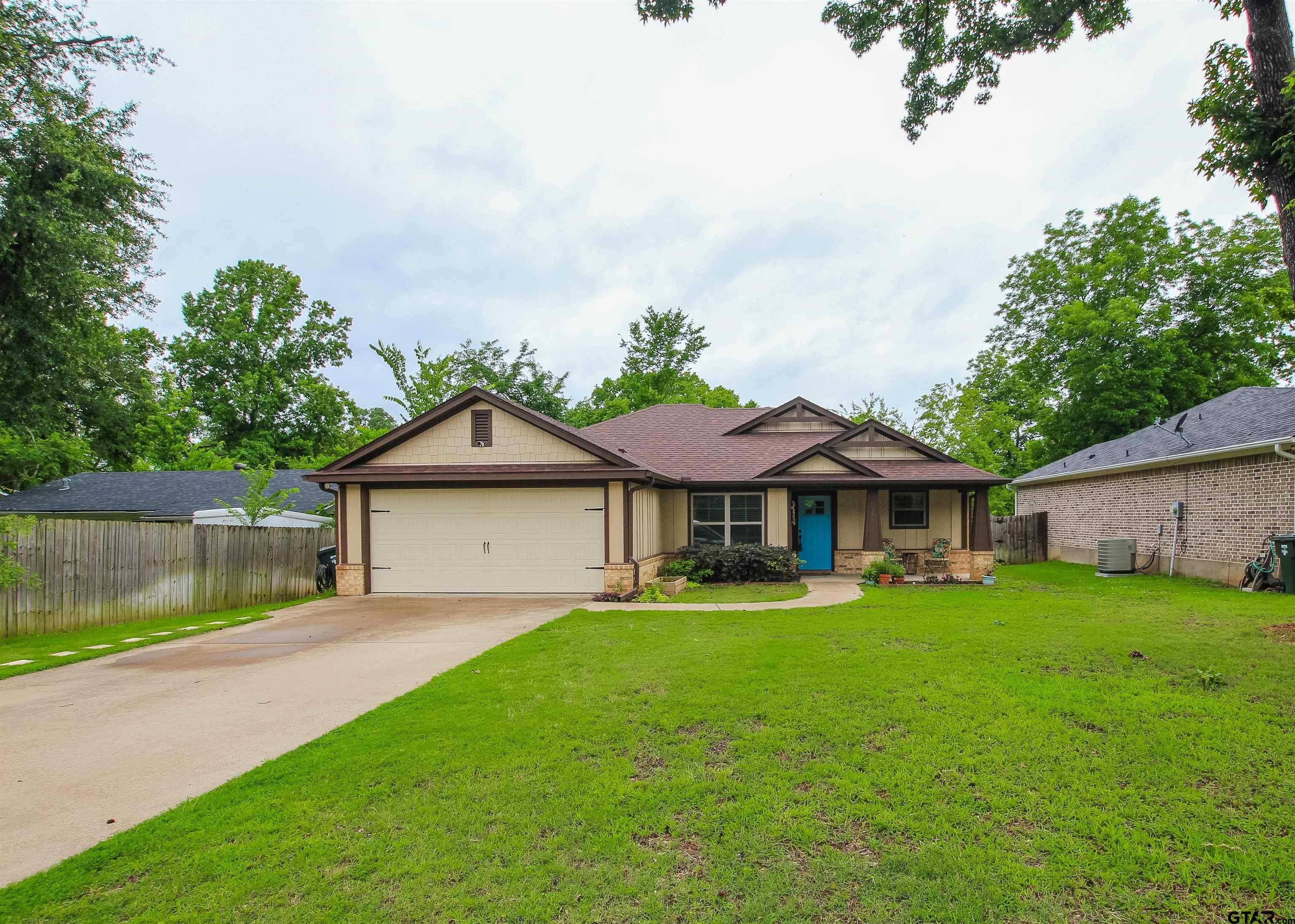 Property Photo: 2827 Crestview Ave TX 75701