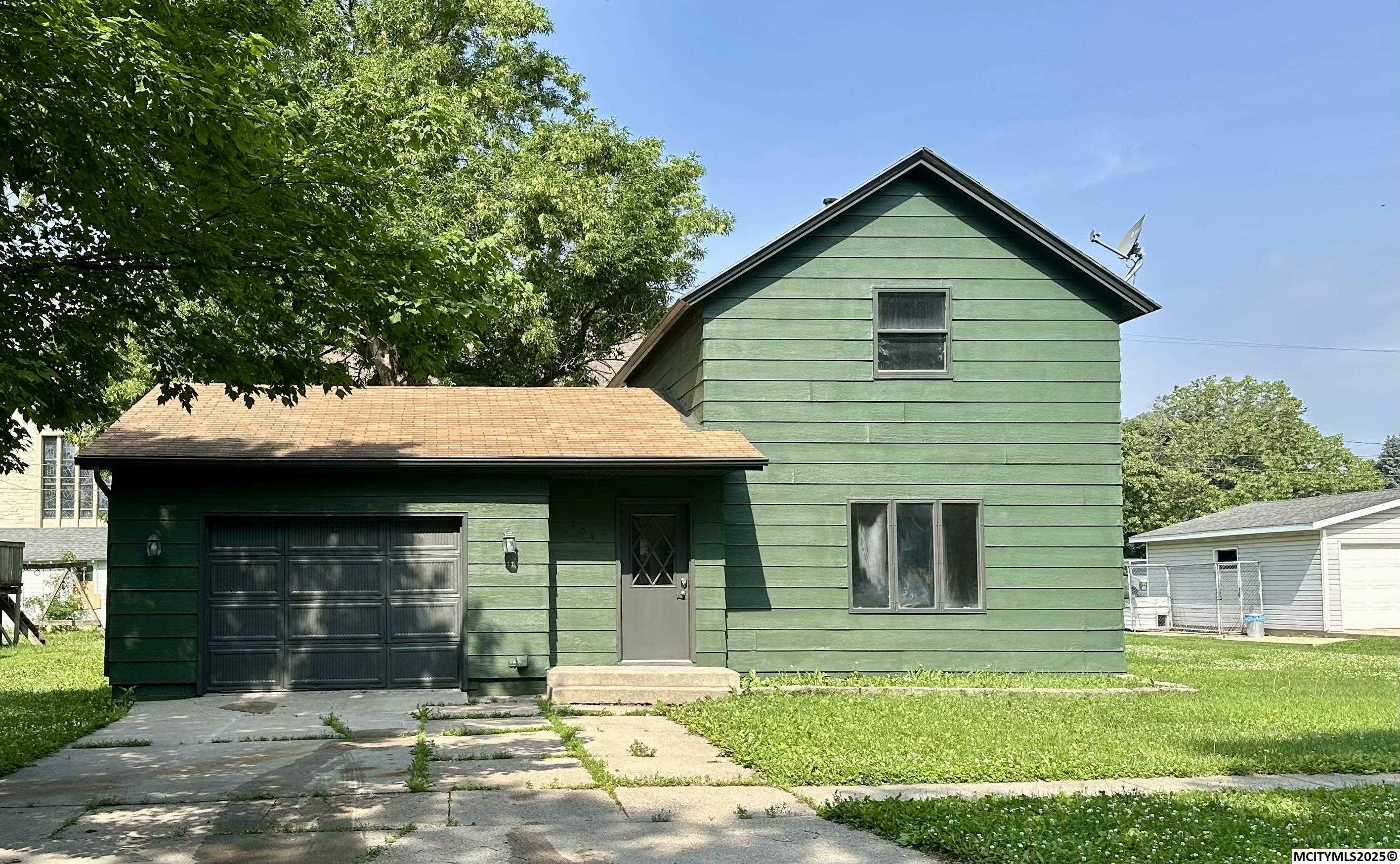 Property Photo: 304 N 10th St IA 50459