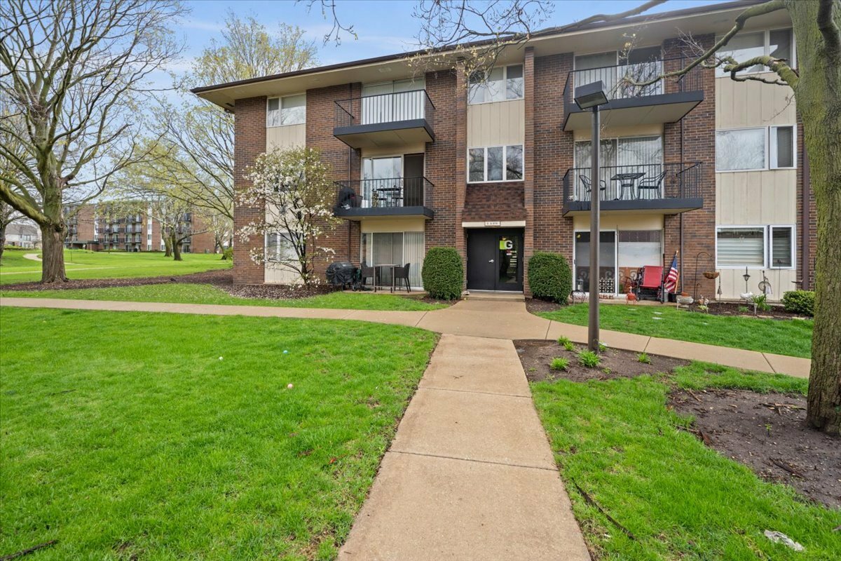 Property Photo: 5S070 Pebblewood Lane G-7 IL 60563