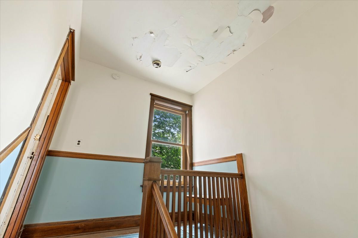Property Photo: 2442 W Wilson Avenue IL 60625