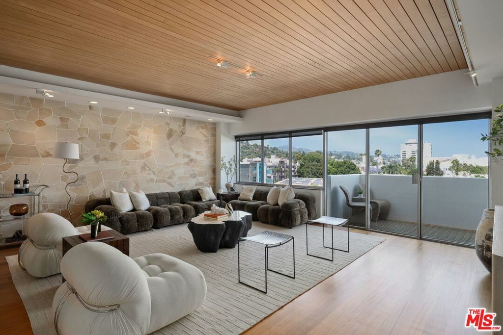 Property Photo: 7135 Hollywood Boulevard 506 CA 90046