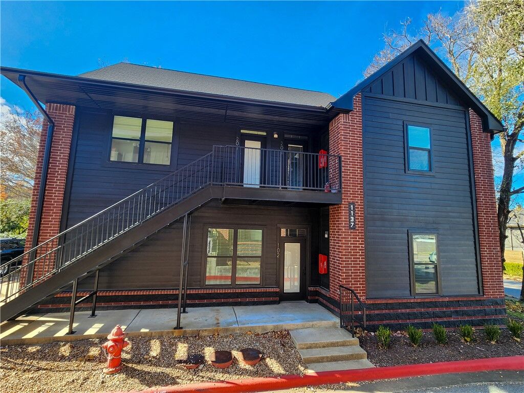 Property Photo:  1137 N Leverett Avenue 101  AR 72703 