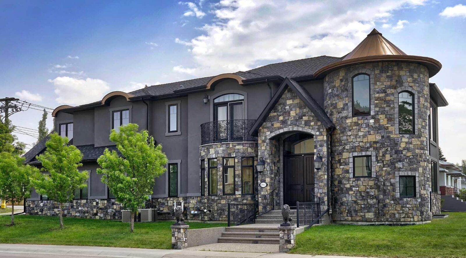 Property Photo:  1911 13 Avenue NW  AB T2N 1L5 