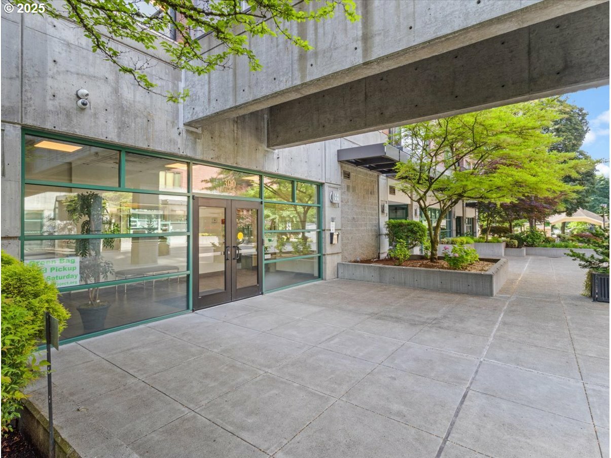 Property Photo: 300 W 8th St 225E WA 98660