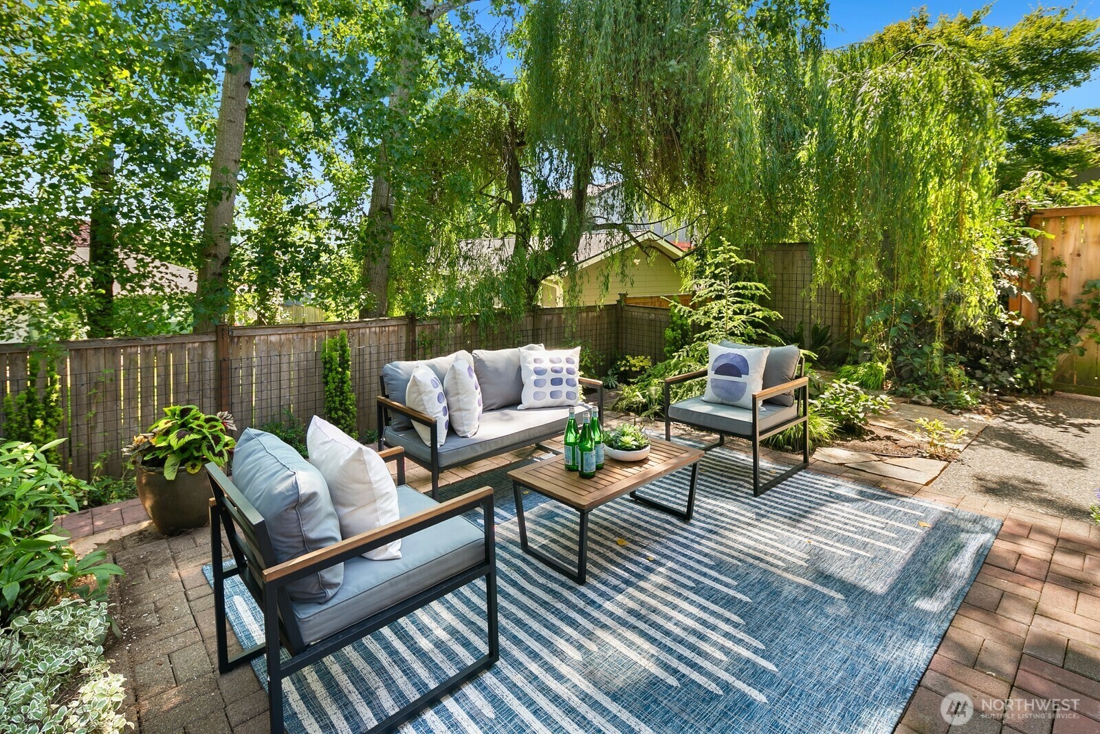 Property Photo:  1414  25th Avenue B  WA 98122 