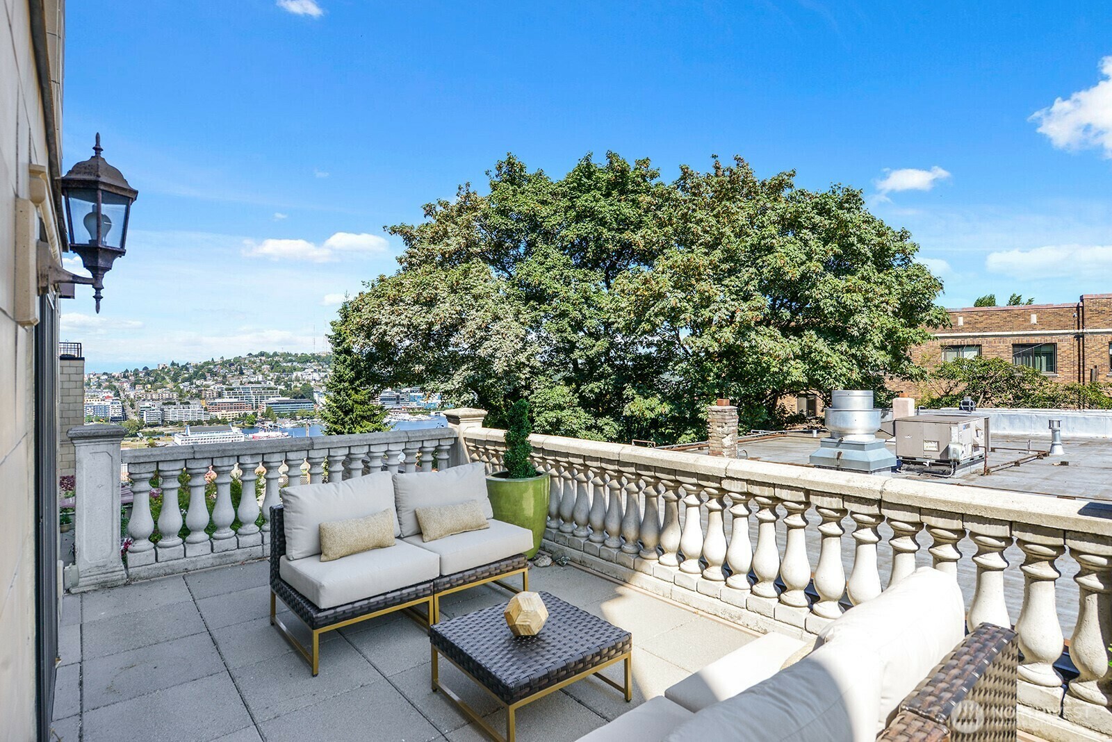 Property Photo: 745 Bellevue Avenue E 201 WA 98102