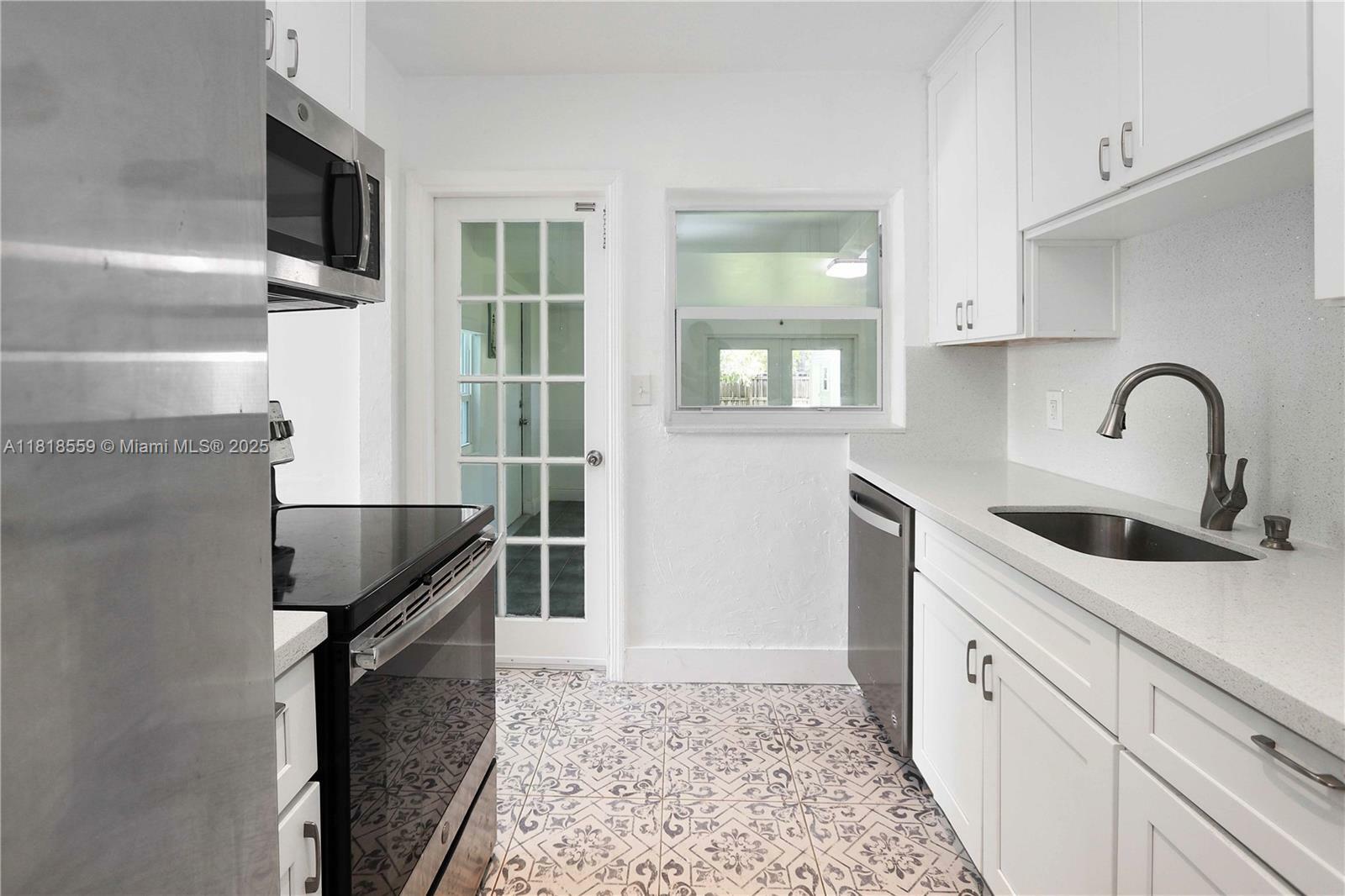 Property Photo: 1501 Fletcher St FL 33020