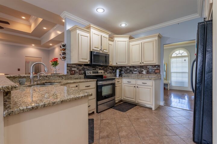 Property Photo:  112 Aidan Ln  AL 35661 - MUSCLE S 