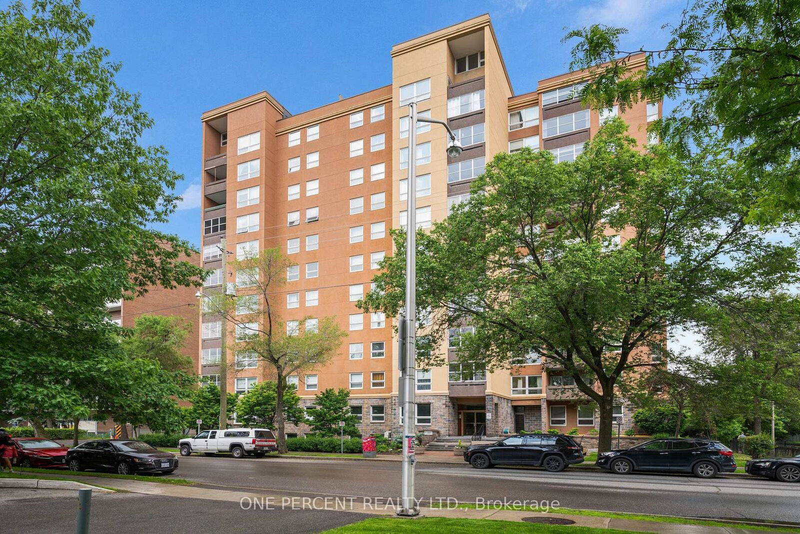 Property Photo: 373 Laurier Avenue E 201 ON K1N 8X6