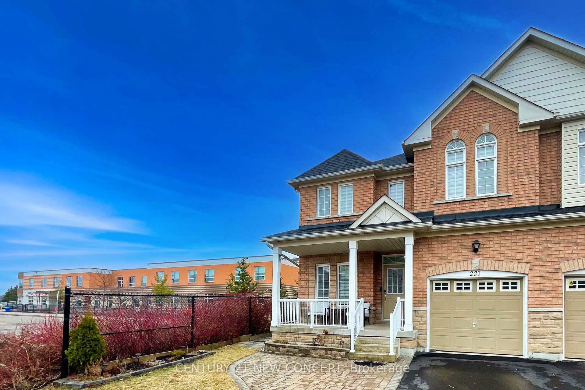 Photo de la propriété: 221 Old Colony Road ON L4E 5B9