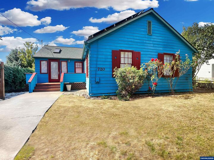 Property Photo:  720 SW 5th St  OR 97333 