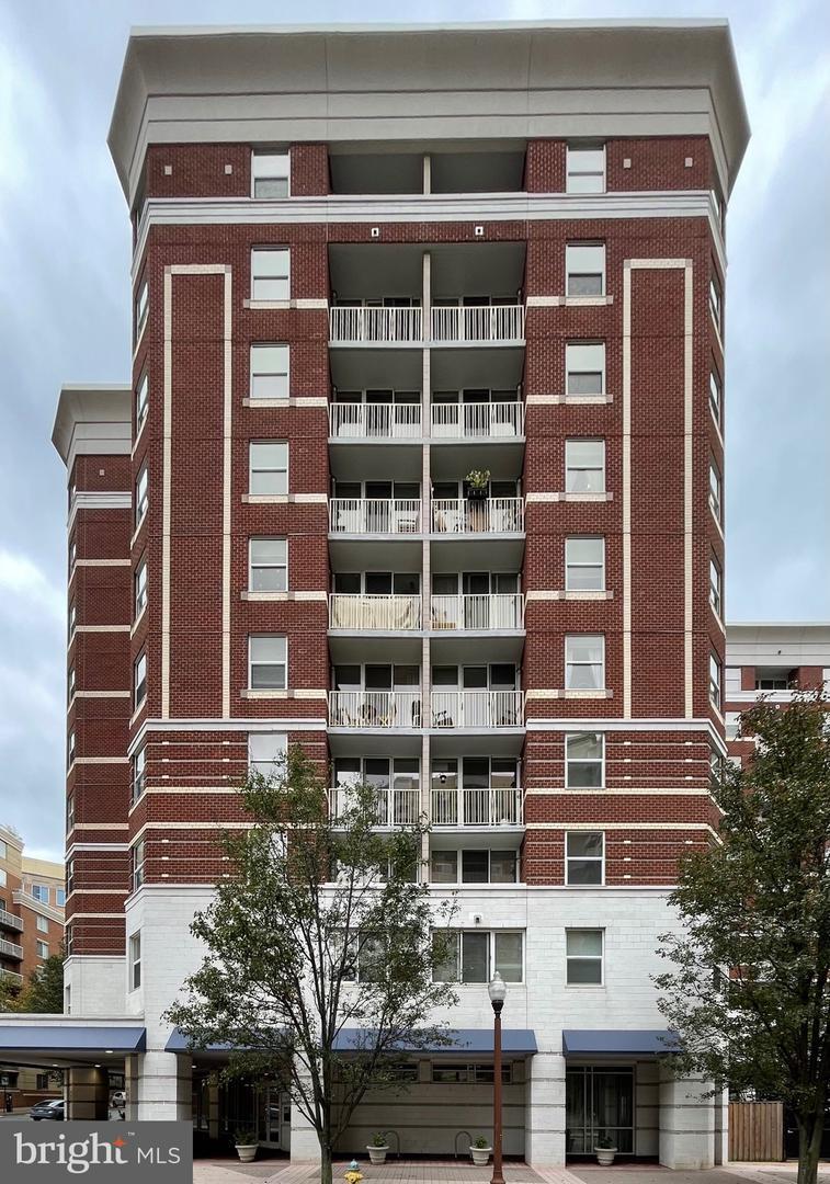 Property Photo: 880 N Pollard Street 605 VA 22203