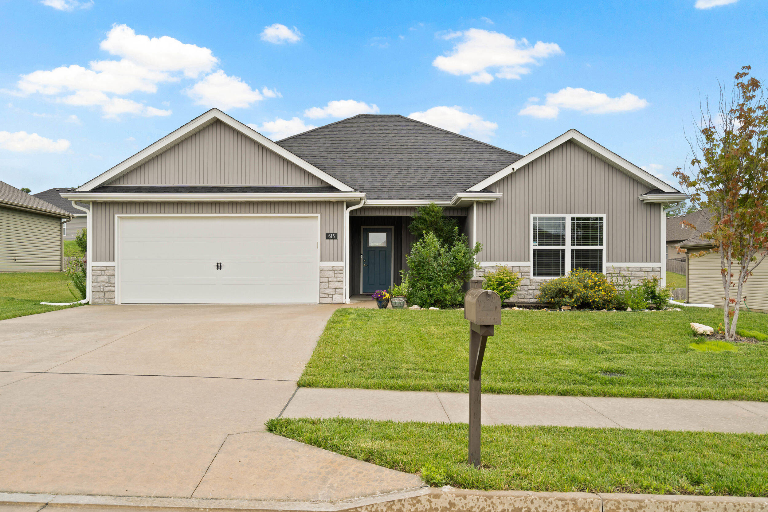 Property Photo: 615 Armitage Dr MO 65202
