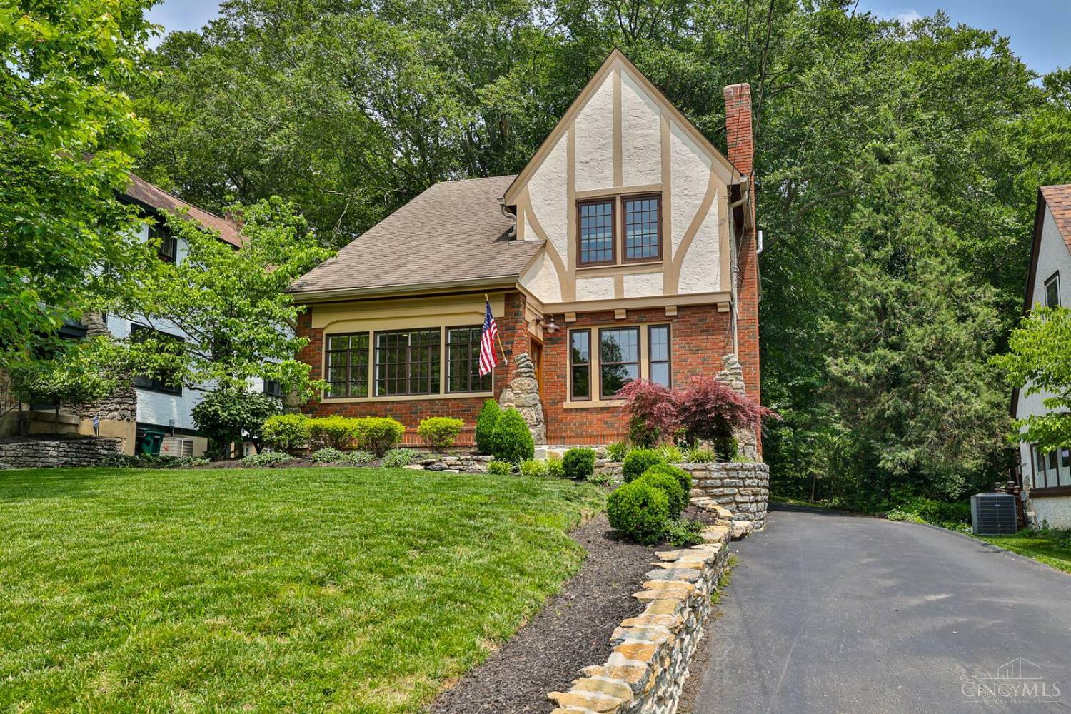 Property Photo: 1122 Beverly Hill Drive OH 45208