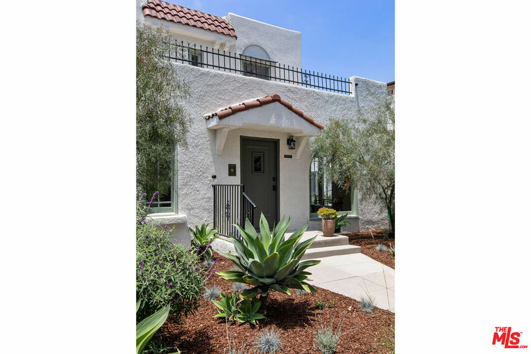 Property Photo: 617 N Sycamore Ave CA 90036