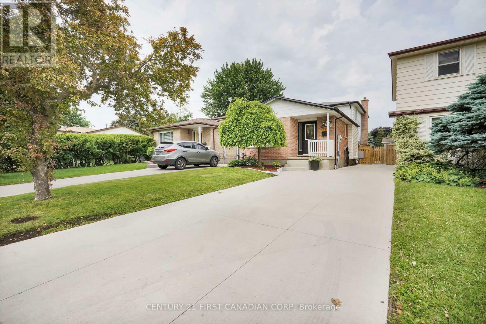 Property Photo: 565 Ferndale Court ON N6C 5C2