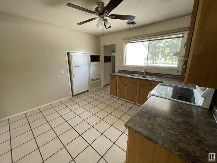 Photo de la propriété: 4904 47 Street AB T7A 1H8