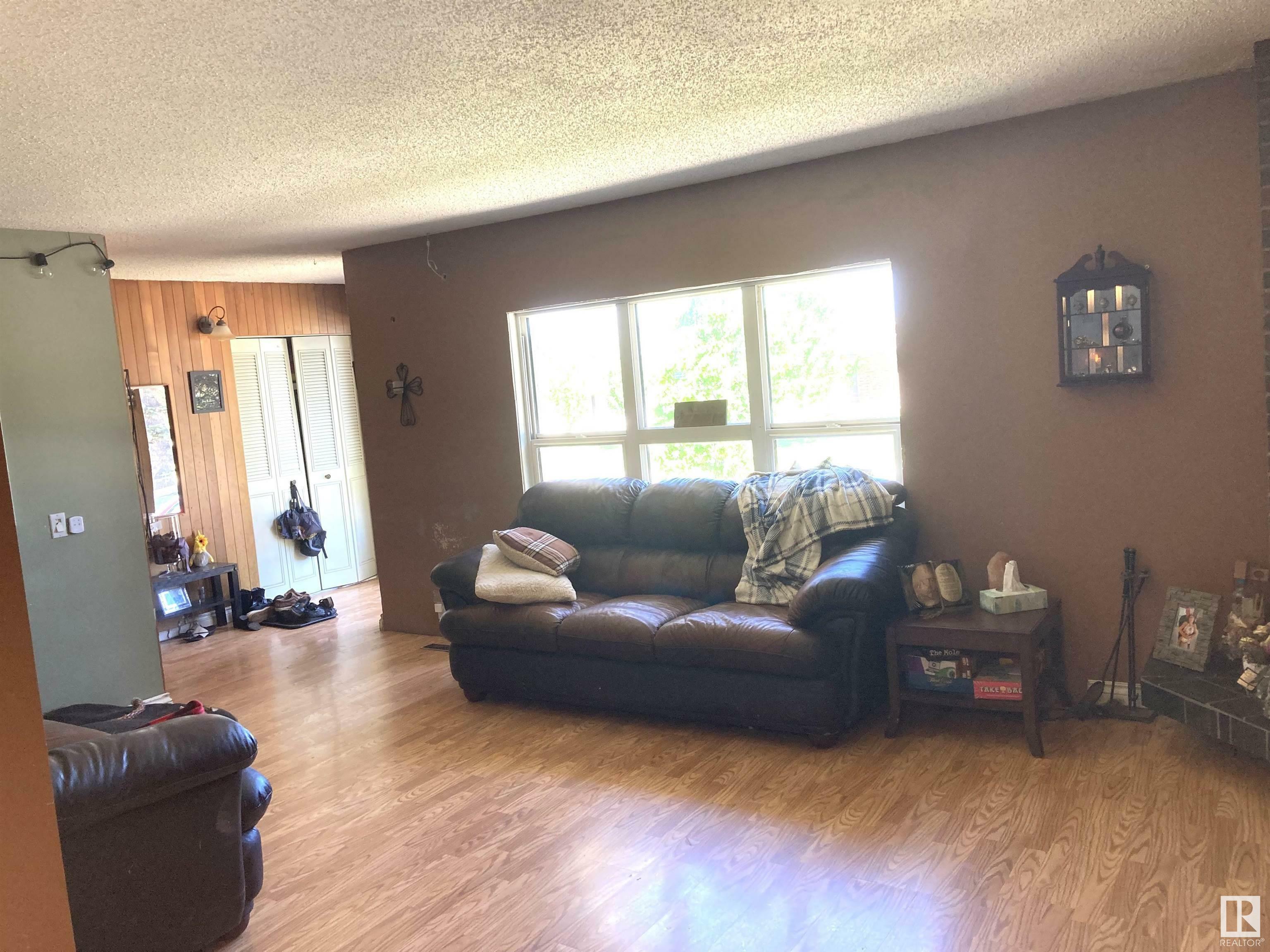 Property Photo: 49 Galloway Drive AB T8A 2M1