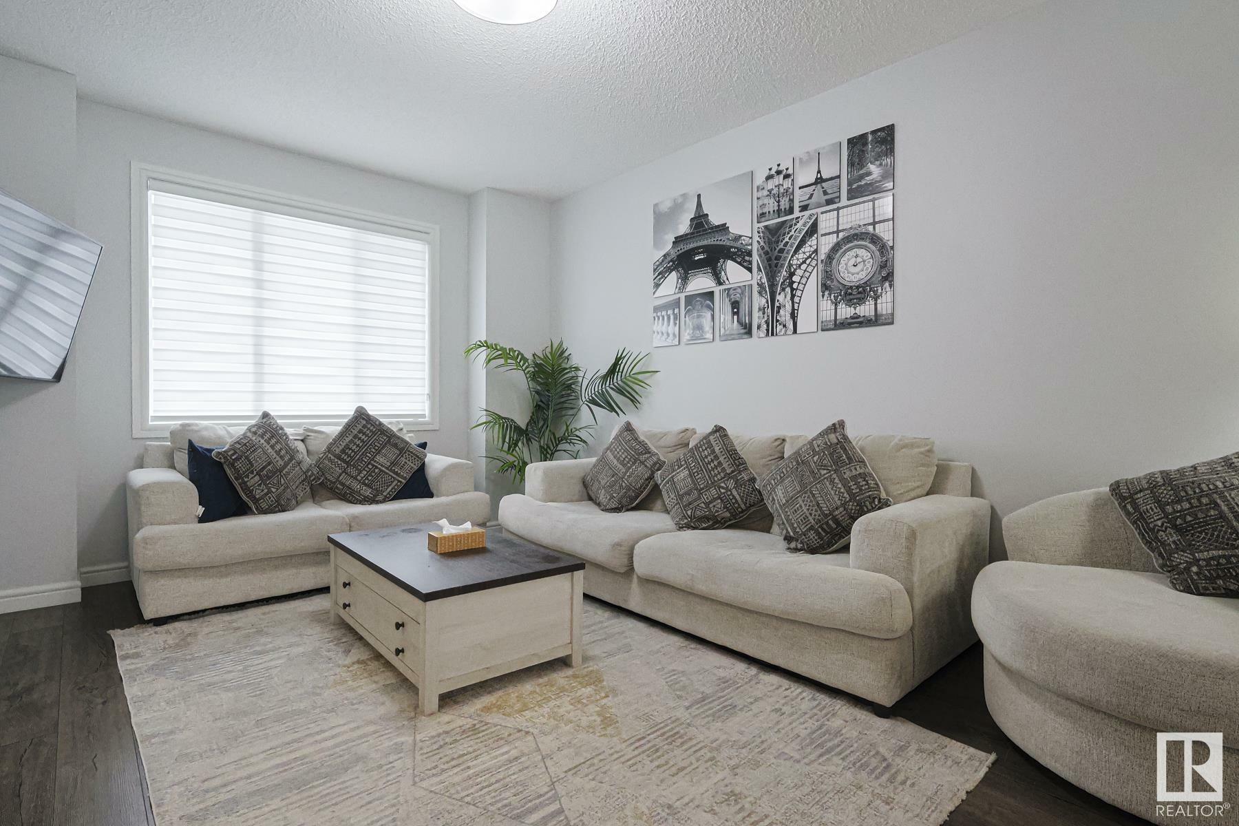Photo de la propriété:  5020 22 Avenue SW  AB T6X 2H7 