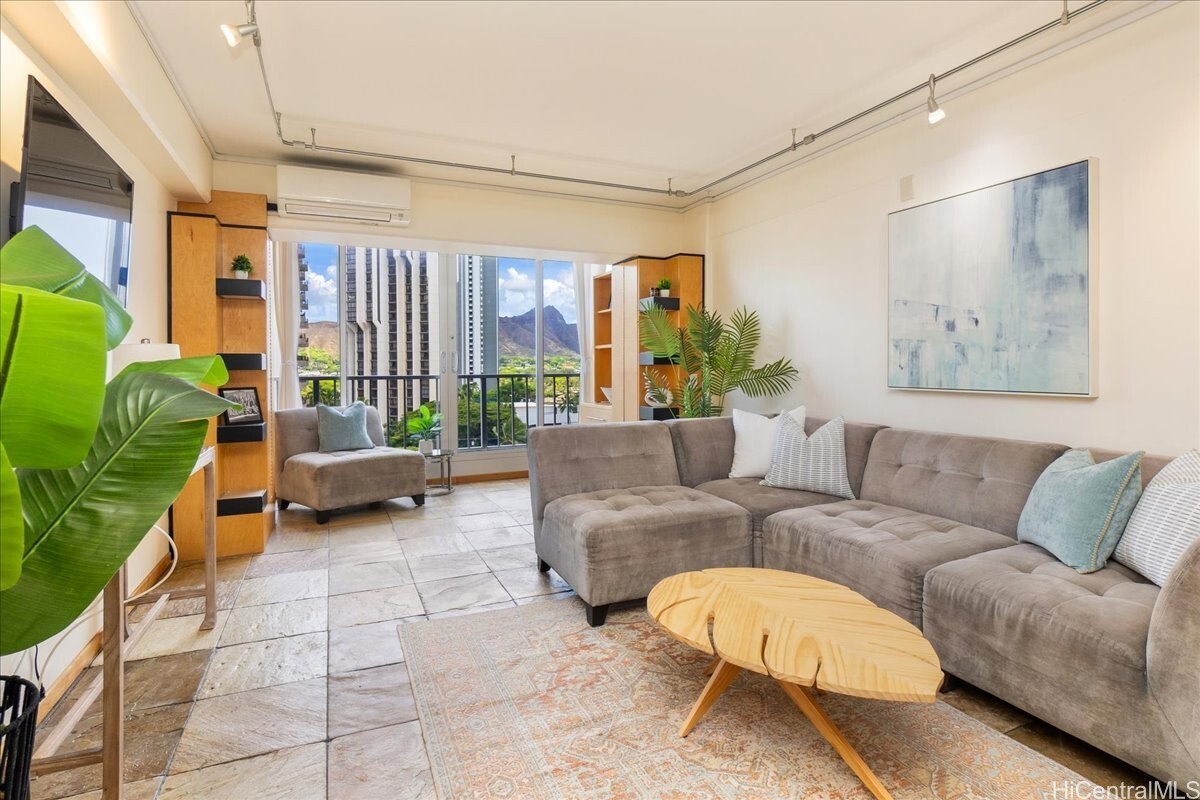 Property Photo:  303 Liliuokalani Avenue 1102  HI 96815 