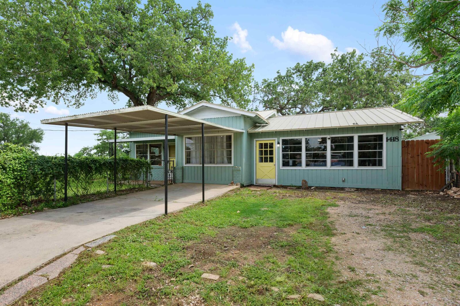 Property Photo: 1418 Kingshill Drive TX 78654