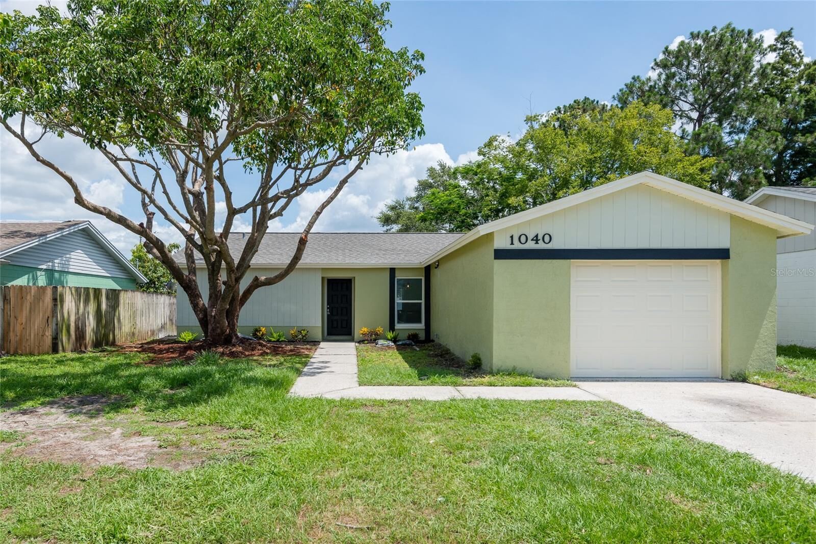 Property Photo:  1040 Bridlewood Way  FL 33511 