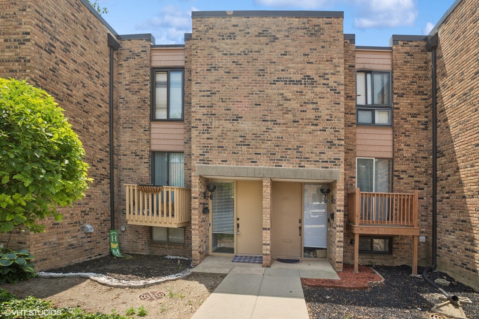 Property Photo: 1537 Sycamore Place IL 60173