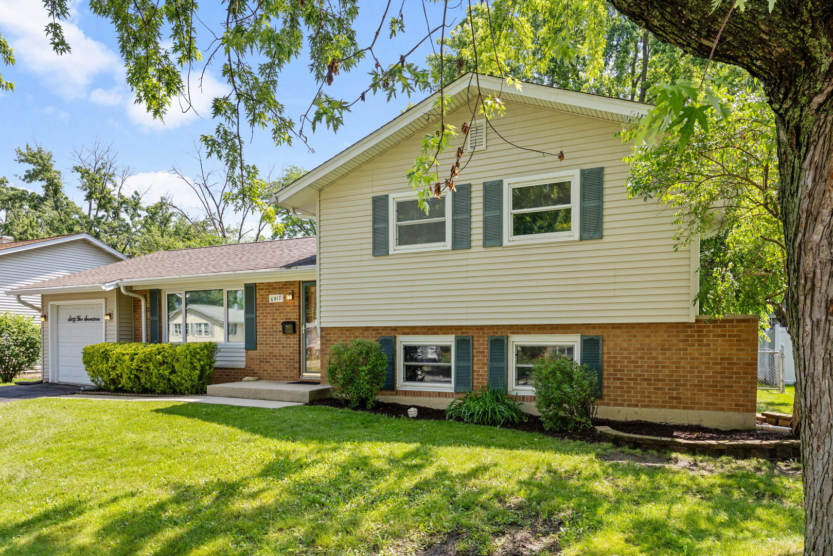 Property Photo: 6517 Woodridge Drive IL 60517
