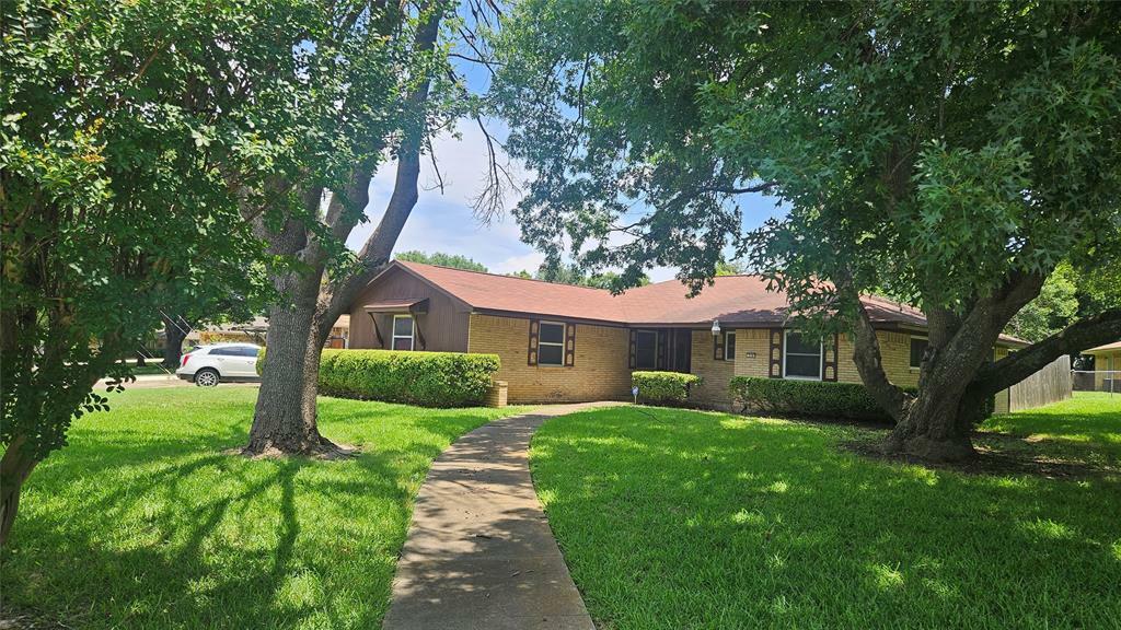 Property Photo: 328 Bennett Circle TX 75115