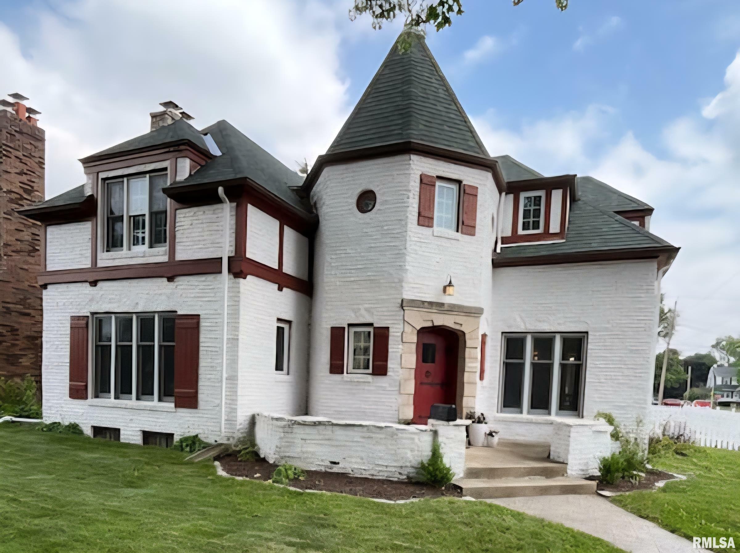 Property Photo: 3316 N Biltmore Avenue IL 61604