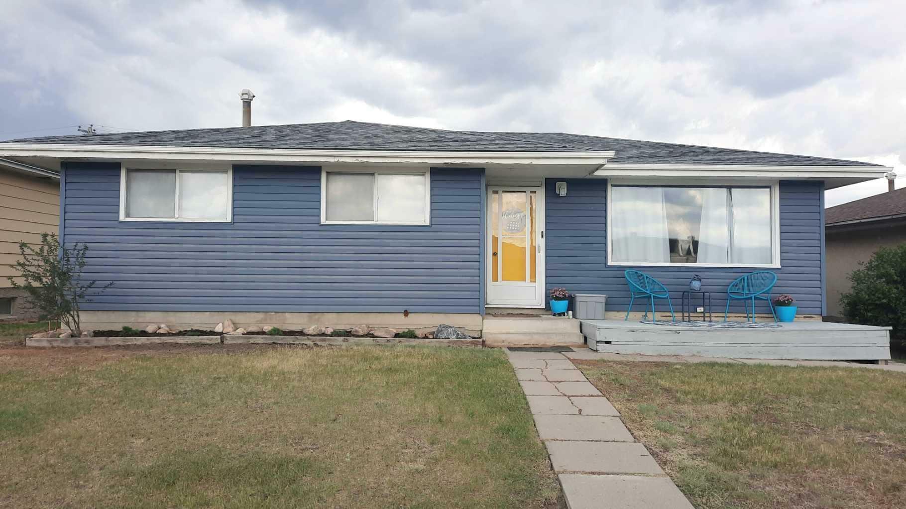 Property Photo: 1005 2 Street SE AB T0J 0Y6